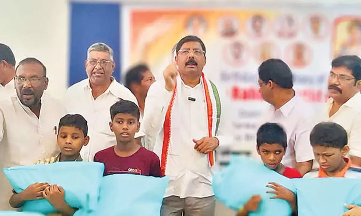 Andhra: गिडुगु का कहना है कि राहुल के सामने मोदी का कोई मुकाबला नहीं है Andhra: गिडुगु का कहना है कि राहुल के सामने मोदी का कोई मुकाबला नहीं है