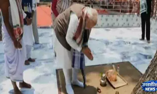 राष्ट्रपति-प्रधानमंत्री ने Paharpur के आदिवासी तीर्थस्थल का किया दौरा राष्ट्रपति-प्रधानमंत्री ने Paharpur के आदिवासी तीर्थस्थल का किया दौरा