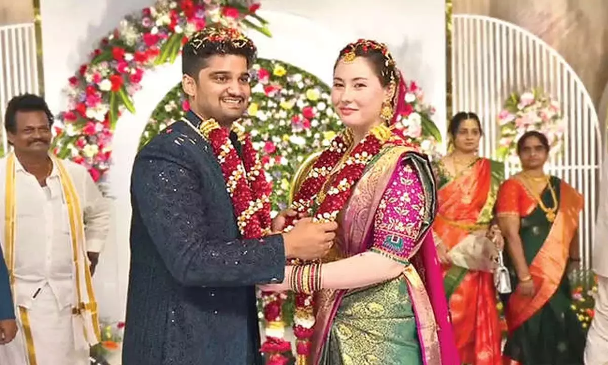 Andhra: आंध्र प्रदेश के दूल्हे और जर्मनी की दुल्हन ने शादी की Andhra: आंध्र प्रदेश के दूल्हे और जर्मनी की दुल्हन ने शादी की