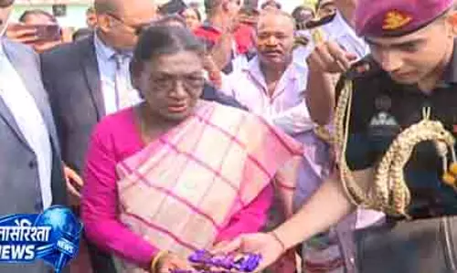 Baripada राष्ट्रपति मुर्मू ने दौरे के दौरान लोगों को चॉकलेट वितरित कीं Baripada राष्ट्रपति मुर्मू ने दौरे के दौरान लोगों को चॉकलेट वितरित कीं