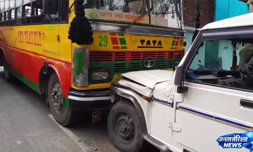 धर्मशाला में फिर सडक़ हादसा, पर्यटकों ने बस से दे मारी बोलेरो धर्मशाला में फिर सडक़ हादसा, पर्यटकों ने बस से दे मारी बोलेरो