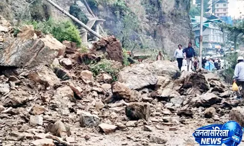 शिमला में बिन बारिश भारी भू-स्खलन, चार दिन तेज हवा शिमला में बिन बारिश भारी भू-स्खलन, चार दिन तेज हवा