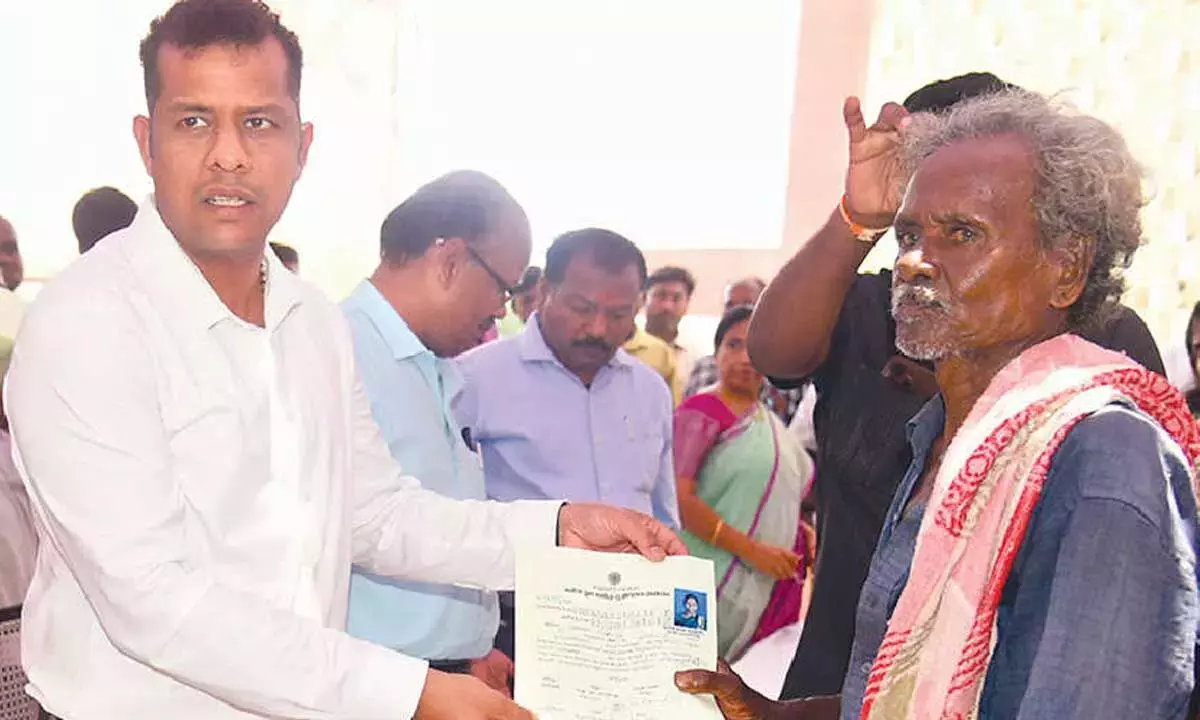 बहुत जल्द ज़मीन के पट्टे बांटे जाएंगे: कलेक्टर बहुत जल्द ज़मीन के पट्टे बांटे जाएंगे: कलेक्टर