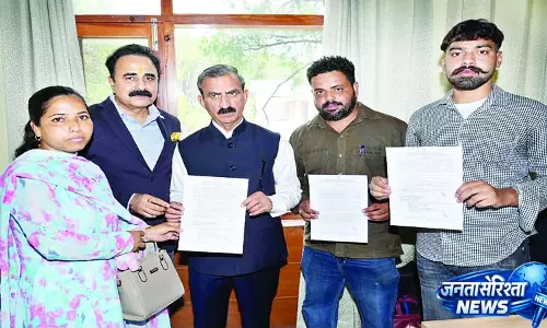 तीन परिवारों को अनुकंपा पर नौकरी तीन परिवारों को अनुकंपा पर नौकरी