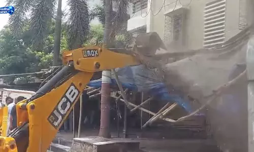 Bhiwandi : शावरमा आउटलेट से फूड पॉइजनिंग, 107 लोग बीमार, प्रशासन की बड़ी कार्रवाई शुरू Bhiwandi : शावरमा आउटलेट से फूड पॉइजनिंग, 107 लोग बीमार, प्रशासन की बड़ी कार्रवाई शुरू