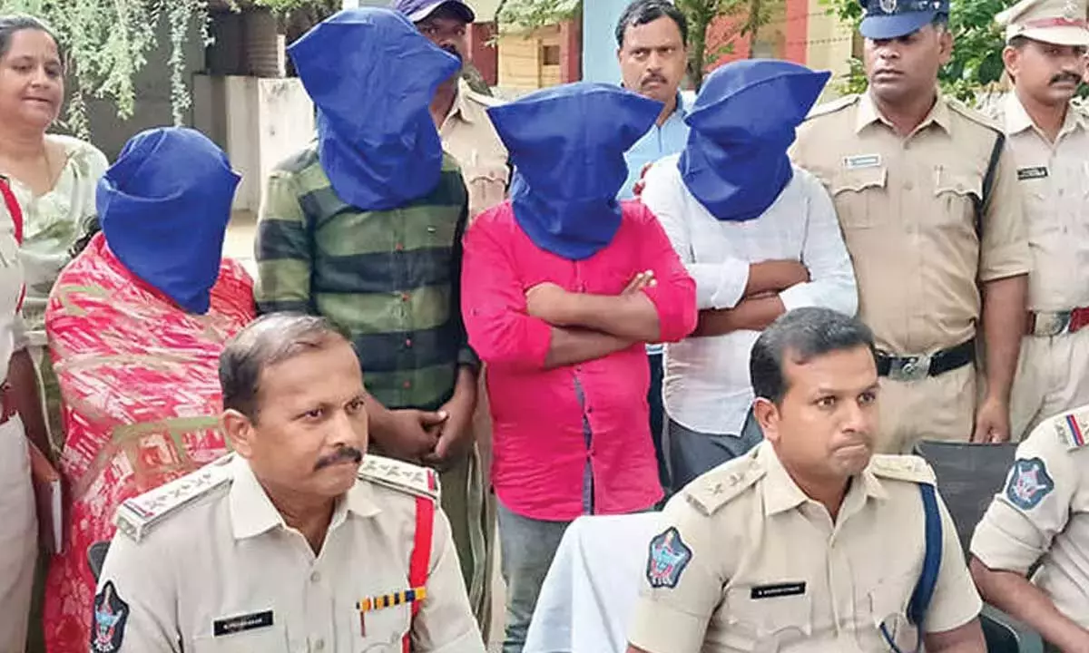 Andhra: घर में चोरी करने वाले 4 लोग गिरफ्तार Andhra: घर में चोरी करने वाले 4 लोग गिरफ्तार