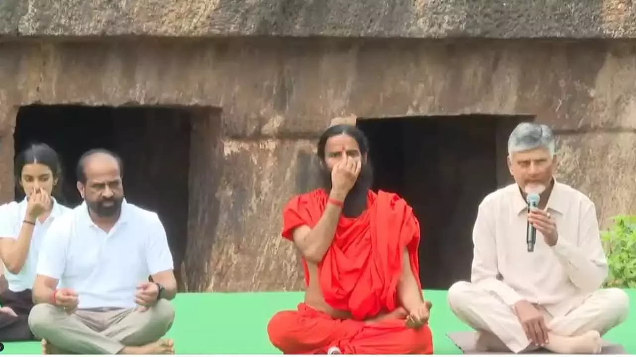 Andhra: उंदावल्ली में योगांध्र कार्यक्रम में शामिल हुए रामदेव बाबा, सीएम चंद्रबाबू की तारीफ की Andhra: उंदावल्ली में योगांध्र कार्यक्रम में शामिल हुए रामदेव बाबा, सीएम चंद्रबाबू की तारीफ की