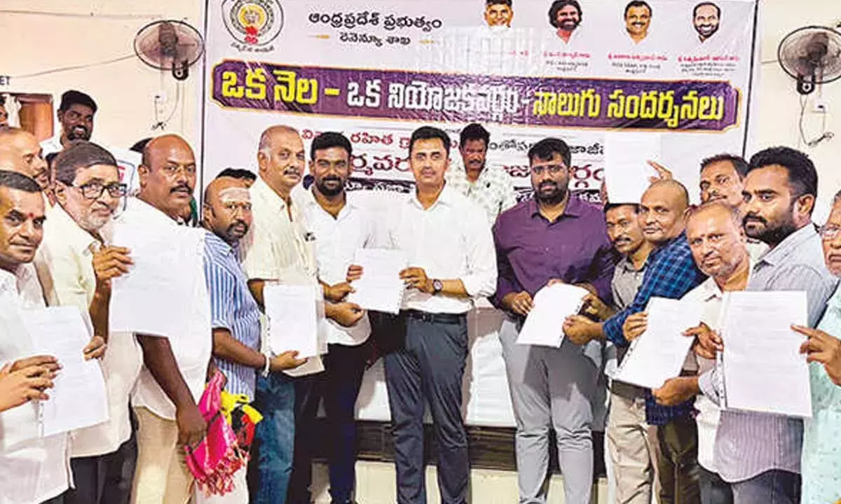 Andhra: कलेक्टर ने मुदिगुब्बा में ज़मीन से जुड़े लंबे समय से लंबित मामले को सुलझाया Andhra: कलेक्टर ने मुदिगुब्बा में ज़मीन से जुड़े लंबे समय से लंबित मामले को सुलझाया