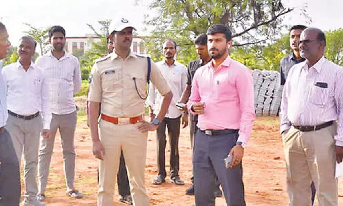 Andhra: अनंतपुर में राष्ट्रपति के दौरे से पहले कलेक्टर ने तैयारियों का जायजा लिया