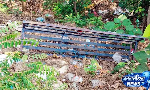 सरकारी बेंच नाले में फेंका, शरारती तत्वों पर कार्रवाई की मांग