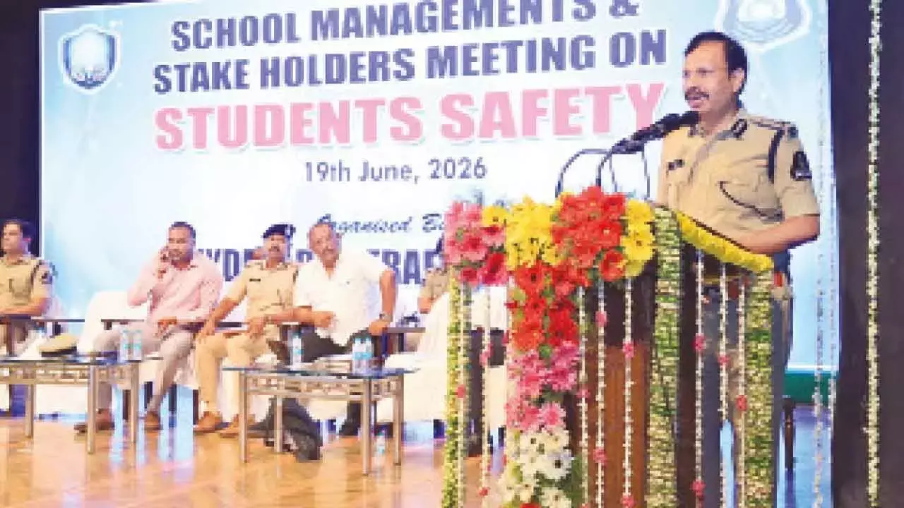 Telangana: ट्रैफ़िक पुलिस ने सड़कों पर छात्रों की सुरक्षा को लेकर चिंता जताई है Telangana: ट्रैफ़िक पुलिस ने सड़कों पर छात्रों की सुरक्षा को लेकर चिंता जताई है
