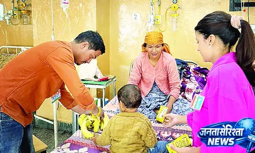 कुल्लू में मरीजों को बांटे फल कुल्लू में मरीजों को बांटे फल