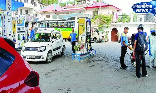 बोतल-कैन में तेल पर लगा सरकारी लॉक, किसान परेशान बोतल-कैन में तेल पर लगा सरकारी लॉक, किसान परेशान