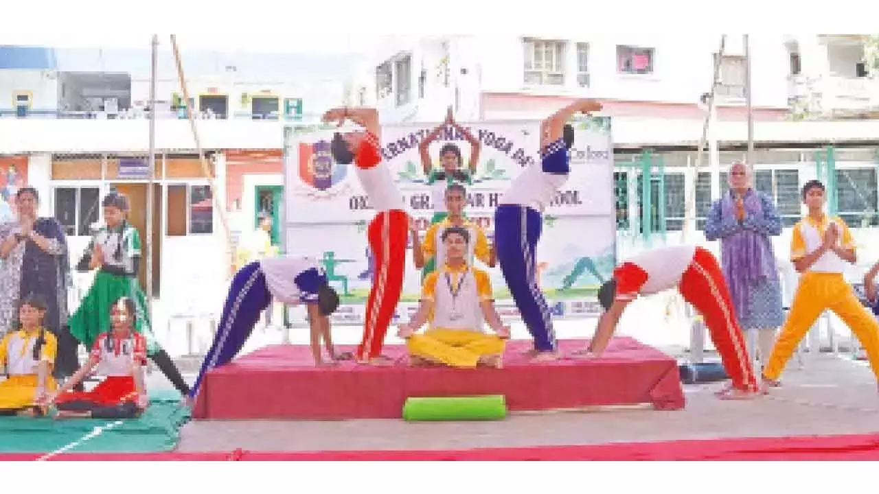 Telangana: ऑक्सफ़ोर्ड ग्रामर स्कूल में उत्साह के साथ योग दिवस मनाया गया Telangana: ऑक्सफ़ोर्ड ग्रामर स्कूल में उत्साह के साथ योग दिवस मनाया गया