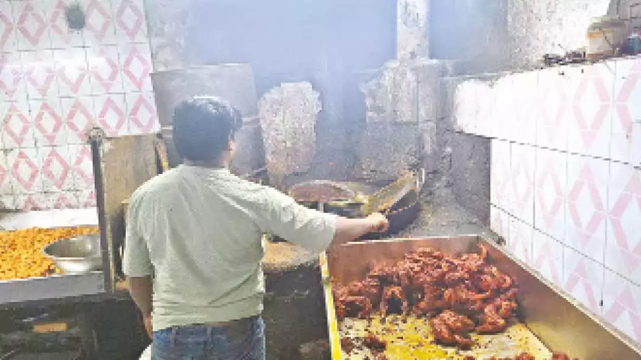 Telangana: सुरक्षा नियमों के उल्लंघन के लिए चारमीनार फास्ट-फूड सेंटर जांच के दायरे में है Telangana: सुरक्षा नियमों के उल्लंघन के लिए चारमीनार फास्ट-फूड सेंटर जांच के दायरे में है