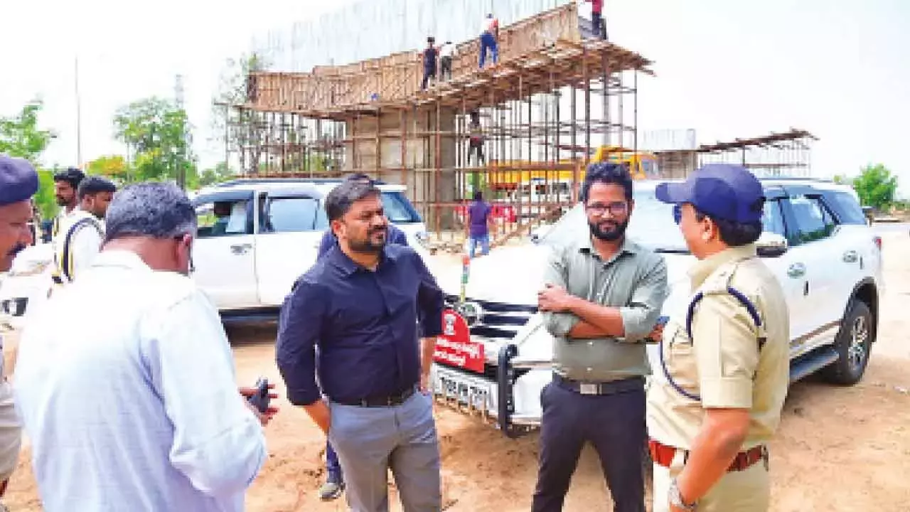 Telangana: कलेक्टर और एसपी ने ट्रैफिक पुलिस स्टेशन के लिए जगह का निरीक्षण किया