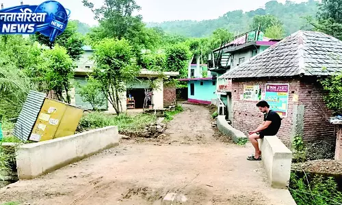 दरकोली में पुलिया की ऊंचाई बढ़ाने से घरों में घुस रहा बरसाती पानी