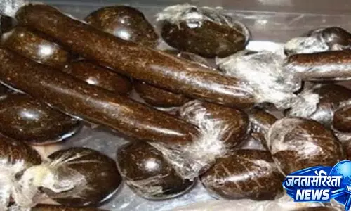 टैक्सी चालक से पकड़ी चरस टैक्सी चालक से पकड़ी चरस
