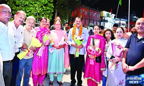 रमेश के गीतों पर नाचे दर्शक रमेश के गीतों पर नाचे दर्शक