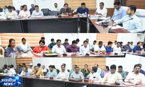 दुर्ग कलेक्टर ने अधिकारियों की समीक्षा बैठक ली दुर्ग कलेक्टर ने अधिकारियों की समीक्षा बैठक ली