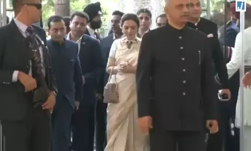 रेवती सुले के विवाह समारोह में पहुंचे मुकेश और नीता अंबानी