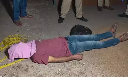 CG: कॉलेज छात्र ने फांसी लगाकर की आत्महत्या, बंद स्कूल परिसर में मिली लाश CG: कॉलेज छात्र ने फांसी लगाकर की आत्महत्या, बंद स्कूल परिसर में मिली लाश