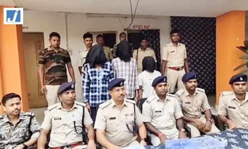 मुखिया पर फायरिंग मामले में तीन आरोपी गिरफ्तार, हथियार और बोलेरो जब्त मुखिया पर फायरिंग मामले में तीन आरोपी गिरफ्तार, हथियार और बोलेरो जब्त