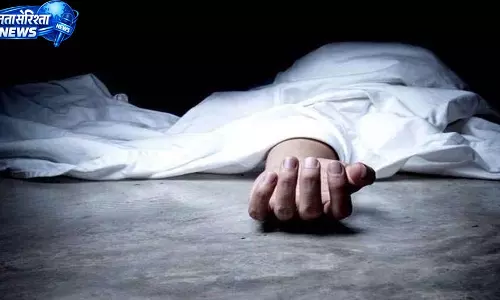 एम्बुलेंस की देरी से मरीज की मौत, परिजनों ने लापरवाही का लगाया आरोप एम्बुलेंस की देरी से मरीज की मौत, परिजनों ने लापरवाही का लगाया आरोप