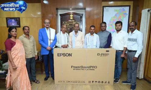 राज्यपाल रमेन डेका ने मरका गांव के स्कूल को दिए डिजिटल बोर्ड राज्यपाल रमेन डेका ने मरका गांव के स्कूल को दिए डिजिटल बोर्ड
