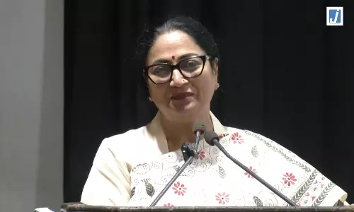 दिल्ली सीएम रेखा गुप्ता का बयान, कहा- मंच संचालन में प्रोफेशनल एंकर भी पीछे रह जाएं