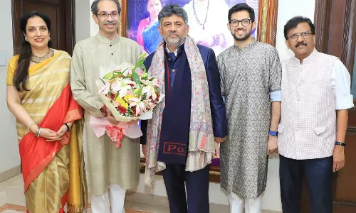 सीएम डी.के. शिवकुमार ने मातोश्री में उद्धव ठाकरे से की मुलाकात, राजनीतिक हलचल तेज सीएम डी.के. शिवकुमार ने मातोश्री में उद्धव ठाकरे से की मुलाकात, राजनीतिक हलचल तेज