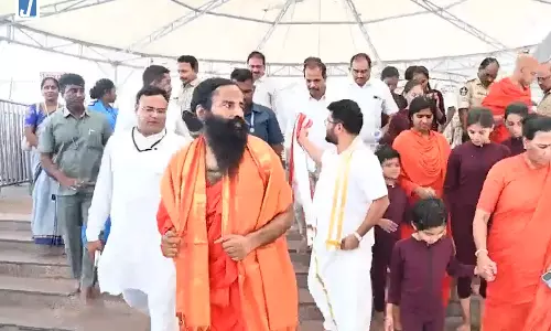 योग गुरु बाबा रामदेव ने श्री कनक दुर्गा मंदिर में किए दर्शन, मां दुर्गा से लिया आशीर्वाद