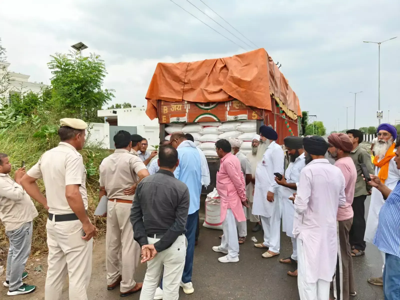 Sirsa: किसानों ने यूरिया की अवैध सप्लाई का भंडाफोड़ किया Sirsa: किसानों ने यूरिया की अवैध सप्लाई का भंडाफोड़ किया