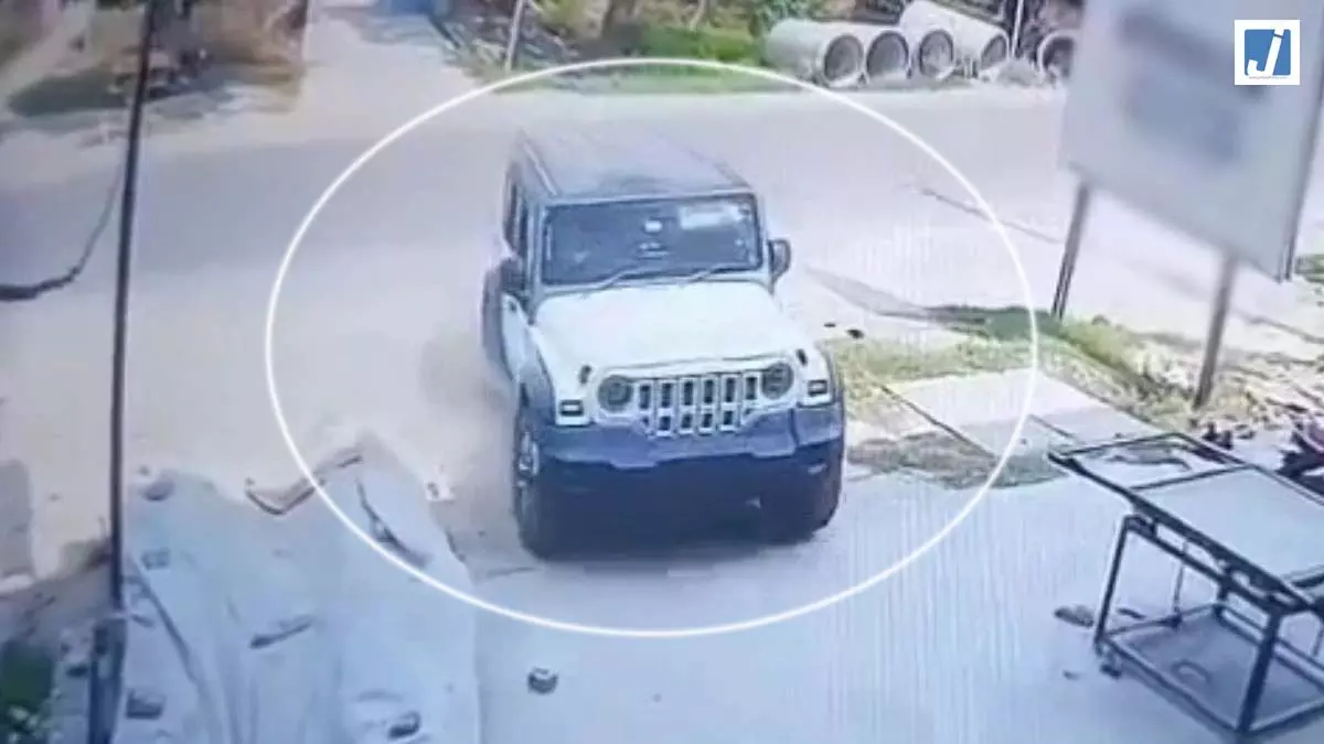 गुस्से में लाल थार वाले जीजा की करतूत, इलाके में हड़कंप मचा गुस्से में लाल थार वाले जीजा की करतूत, इलाके में हड़कंप मचा