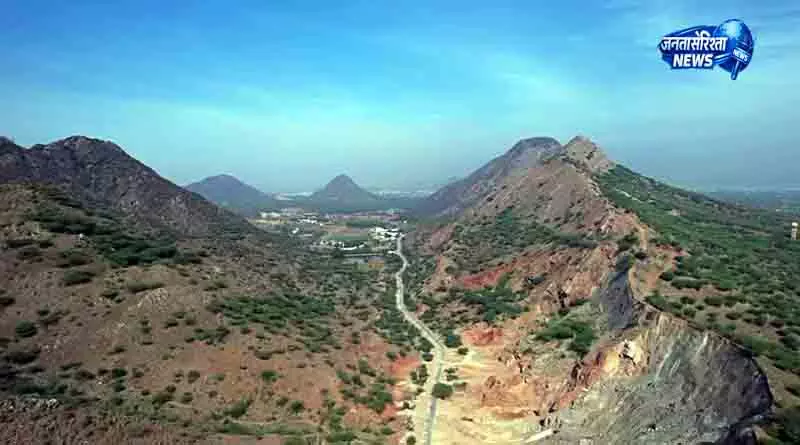Aravallis बचाने की मांग, पर्यावरणविदों ने CJI को पत्र लिखा Aravallis बचाने की मांग, पर्यावरणविदों ने CJI को पत्र लिखा