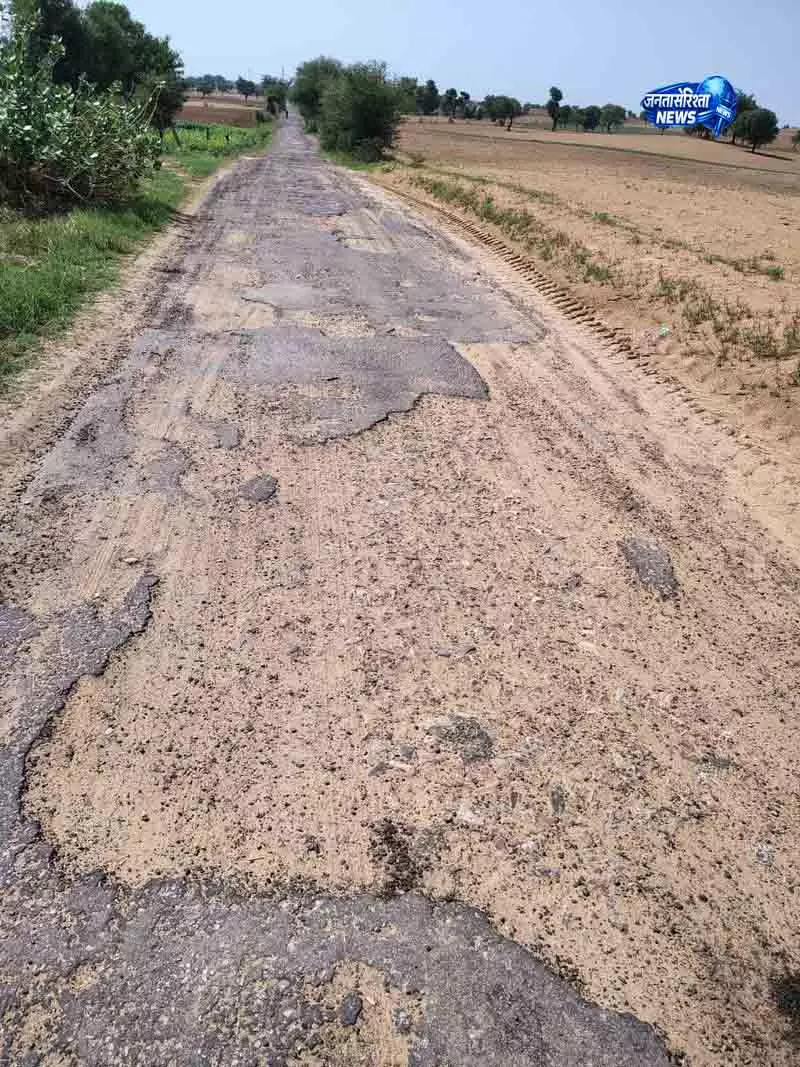Bhiwani की ग्रामीण सड़कें खराब हालत में, कार्यकर्ता ने शिकायत दर्ज कराई Bhiwani की ग्रामीण सड़कें खराब हालत में, कार्यकर्ता ने शिकायत दर्ज कराई