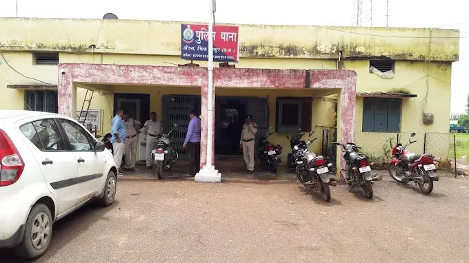 अफसरों को नगर पालिका अध्यक्ष के पति ने धमकाया, FIR दर्ज अफसरों को नगर पालिका अध्यक्ष के पति ने धमकाया, FIR दर्ज
