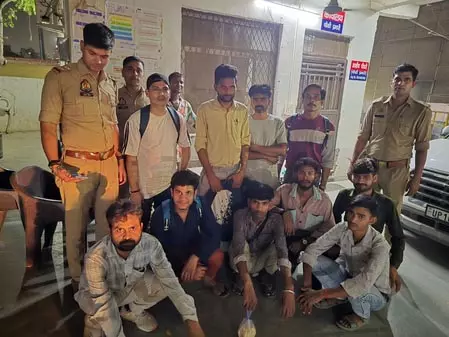सार्वजनिक स्थानों पर शराब पीने वालों पर पुलिस का बड़ा अभियान, एक ही रात में 347 लोगों पर कार्रवाई सार्वजनिक स्थानों पर शराब पीने वालों पर पुलिस का बड़ा अभियान, एक ही रात में 347 लोगों पर कार्रवाई