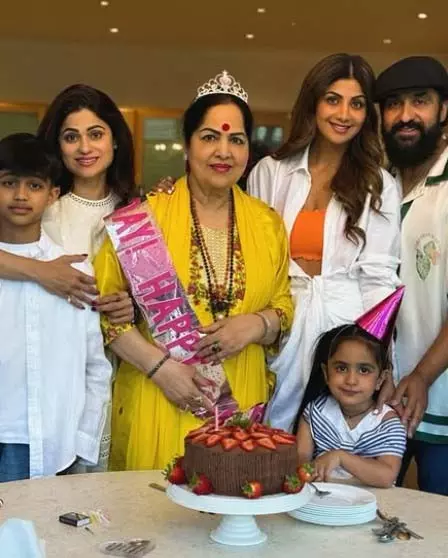 अभिनेत्री शिल्पा शेट्टी ने तस्वीरें शेयर कर मां को दी जन्मदिन की बधाई, पुराने दिनों को किया याद अभिनेत्री शिल्पा शेट्टी ने तस्वीरें शेयर कर मां को दी जन्मदिन की बधाई, पुराने दिनों को किया याद