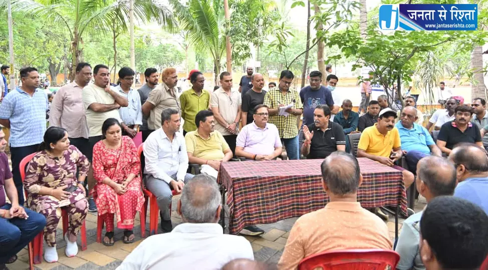 जनसंवाद में उठी समस्याओं पर MLA राजेश मूणत सख्त, अधिकारियों को मौके पर दिए समयबद्ध कार्रवाई के निर्देश जनसंवाद में उठी समस्याओं पर MLA राजेश मूणत सख्त, अधिकारियों को मौके पर दिए समयबद्ध कार्रवाई के निर्देश