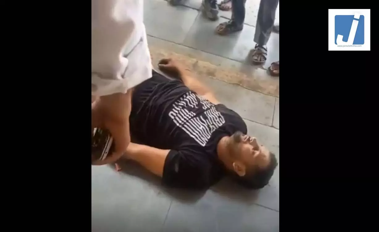 रेलवे स्टेशन पर हत्या, पुलिसकर्मी ने किया बचाने का प्रयास रेलवे स्टेशन पर हत्या, पुलिसकर्मी ने किया बचाने का प्रयास