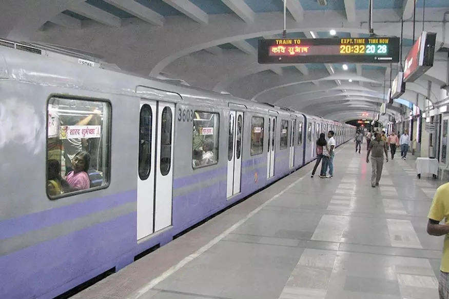Kolkata: मेट्रो में तकनीकी गड़बड़ी की आशंका, धुआं निकलने से दहशत Kolkata: मेट्रो में तकनीकी गड़बड़ी की आशंका, धुआं निकलने से दहशत