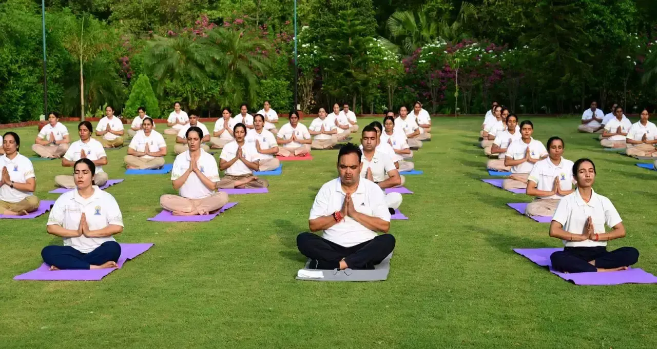 Jaipur: मुख्यमंत्री ने योग दिवस पर किया योगाभ्यास, स्वस्थ जीवनशैली अपनाने का दिया संदेश Jaipur: मुख्यमंत्री ने योग दिवस पर किया योगाभ्यास, स्वस्थ जीवनशैली अपनाने का दिया संदेश
