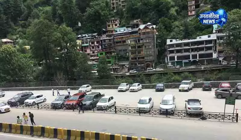 Manali में पार्किंग शुल्क और ग्रीन टैक्स को लेकर हंगामा Manali में पार्किंग शुल्क और ग्रीन टैक्स को लेकर हंगामा