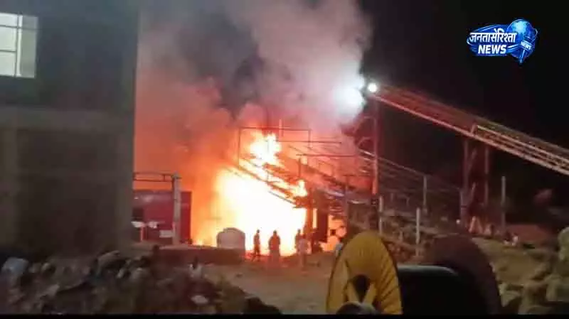 Solan इथेनॉल प्लांट में आग से लाखों का नुकसान, जांच शुरू Solan इथेनॉल प्लांट में आग से लाखों का नुकसान, जांच शुरू