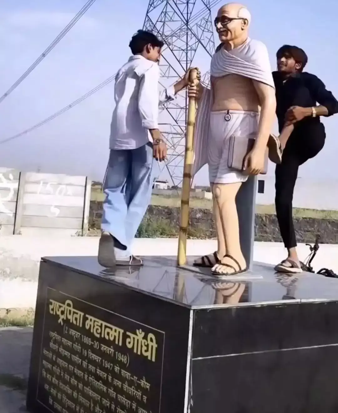 Nuh: गांधी प्रतिमा के अपमान का आरोप, वीडियो वायरल होने से हंगामा Nuh: गांधी प्रतिमा के अपमान का आरोप, वीडियो वायरल होने से हंगामा
