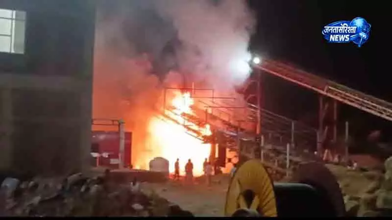Nalagarh के अडुवाल गांव में इथेनॉल प्लांट में आग लगी Nalagarh के अडुवाल गांव में इथेनॉल प्लांट में आग लगी
