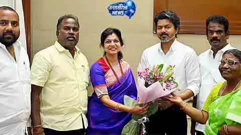 Chennai सौम्या अंबुमणि ने सीएम विजय से की मुलाकात Chennai सौम्या अंबुमणि ने सीएम विजय से की मुलाकात