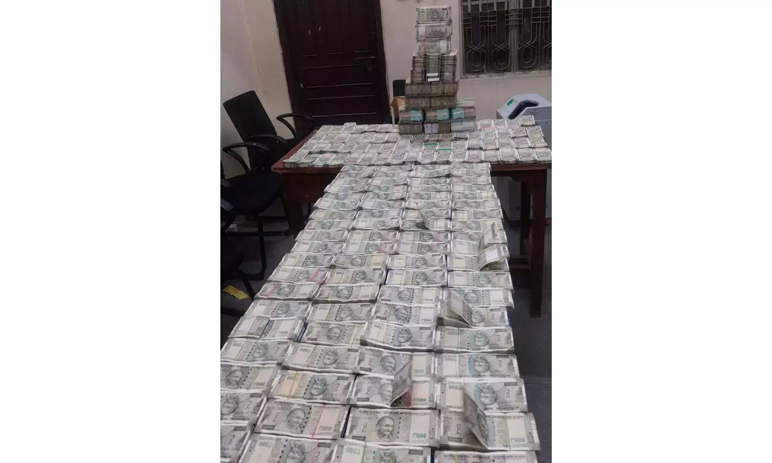 Telangana ACB को ज़मीन के रिकॉर्ड्स से जुड़े अधिकारी के बैंक लॉकर में 1.50 करोड़ रुपये मिले Telangana ACB को ज़मीन के रिकॉर्ड्स से जुड़े अधिकारी के बैंक लॉकर में 1.50 करोड़ रुपये मिले