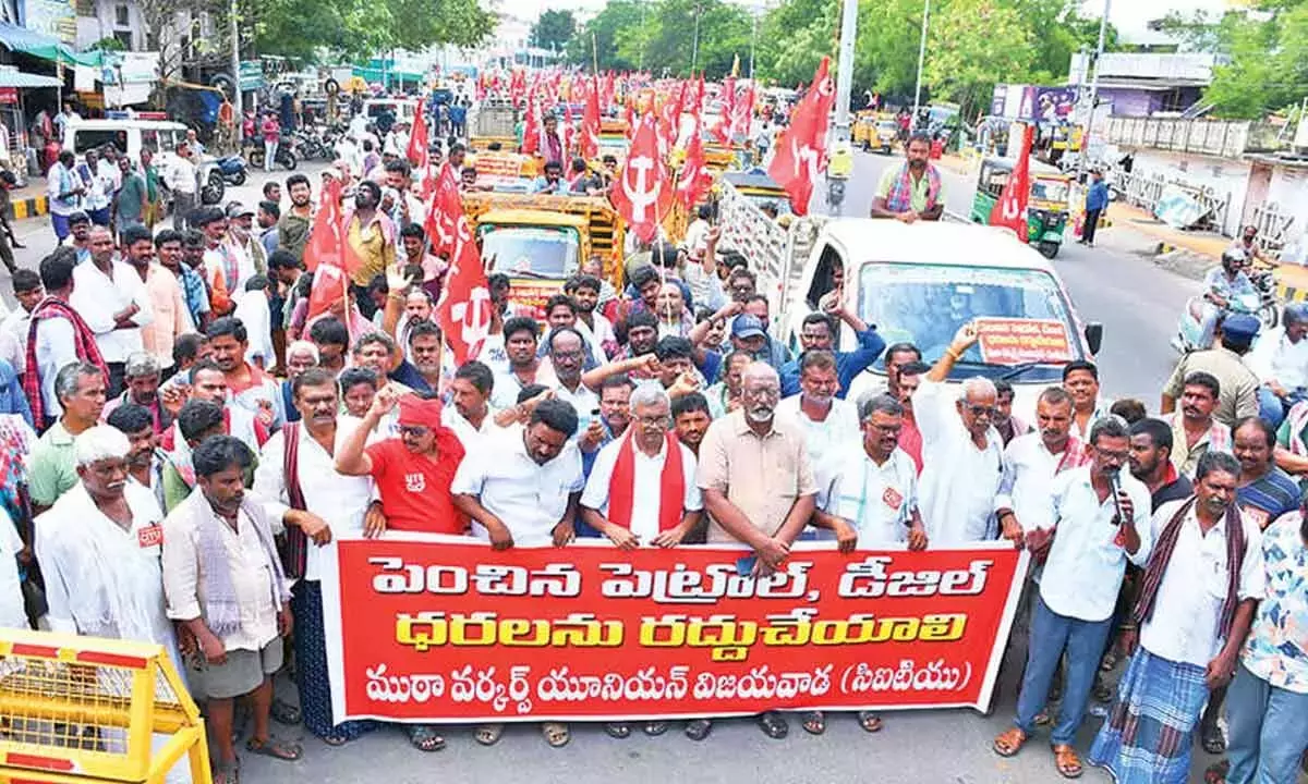 Andhra: मुथा वर्कर्स ने ईंधन की कीमतें वापस लेने की मांग की Andhra: मुथा वर्कर्स ने ईंधन की कीमतें वापस लेने की मांग की